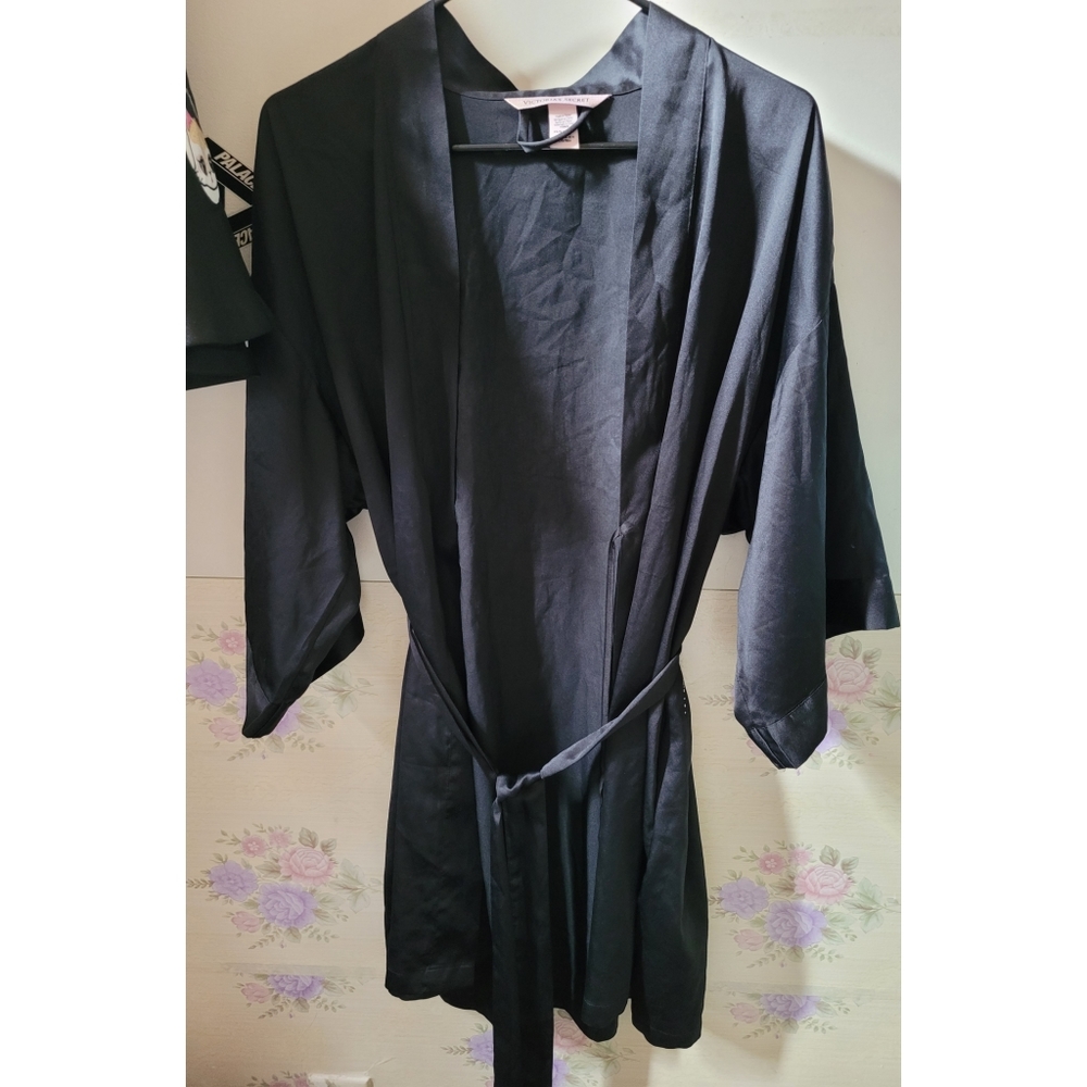 Robe - Picture 2 of 2